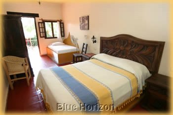 Hotel Hacienda Revolucion bedroom 3 pers.jpg